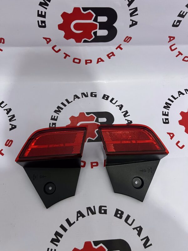 Lampu Reflektor / Stop Kecil Bumper Belakang Kiri Penumpang 8355A026 Mitsubishi New Pajero Genuine