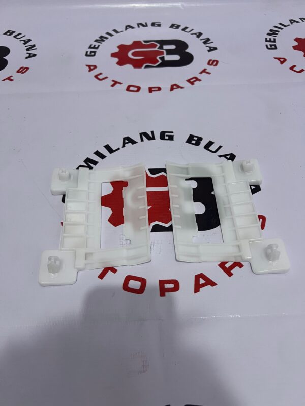 Bracket Breket Bumper Depan Kanan Supir Asli 8301D236 Mitsubishi Xpander Genuine