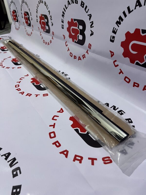 Pelipit Karet Kaca Pintu Depan Chrome Kiri Penumpang 80821W100P / 5727A473 Mitsubishi Xpander Asli